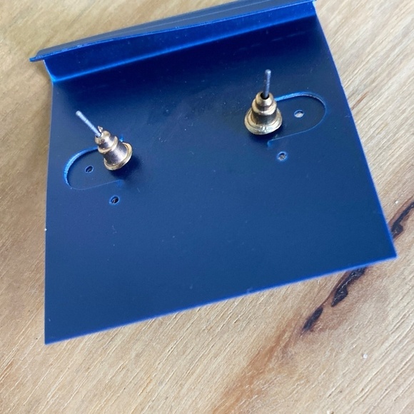 Hannah Sensitive Ears Post Earrings Green Jewel NWT Gold - Picture 3 of 6